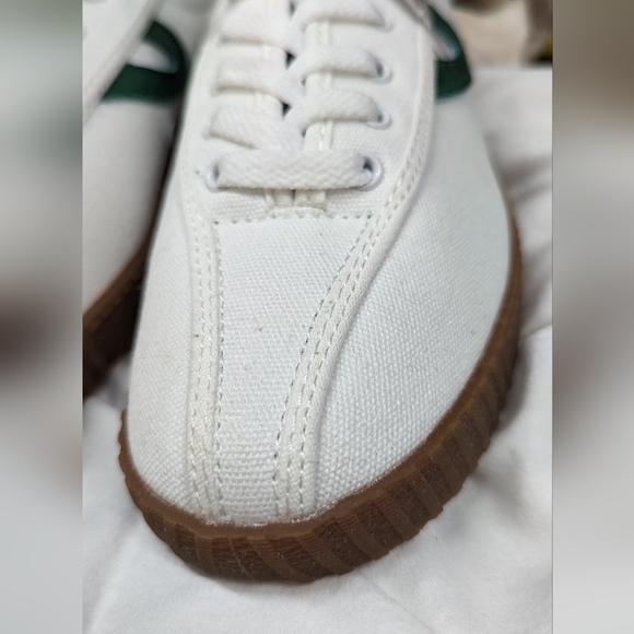 Like New Trenton Men’s Leather White and Green Sneakers. - Picture 9 of 10